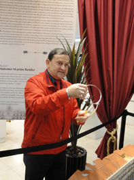 El autor mostrando los collares de los que ha sacado parte de la decoración de la maqueta.